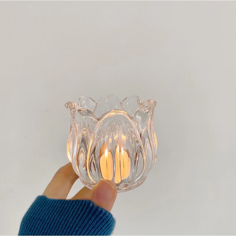 Petit Photophore en Verre Fleur Petit Photophore en Verre Fleur tenu dans main